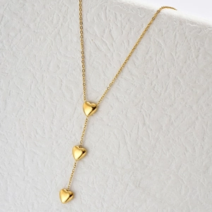 Long collier doré avec trois pendentifs en cœur et pampilles en acier inoxydable