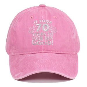Broderie détaillée sur casquette en coton délavé rose pour le 70e anniversaire