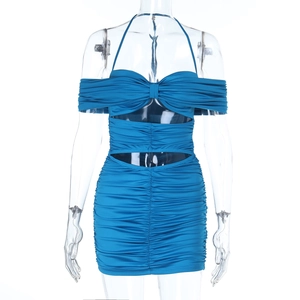 Vue détaillée de la robe bustier bleu canard avec nœud ajouré et texture plissée