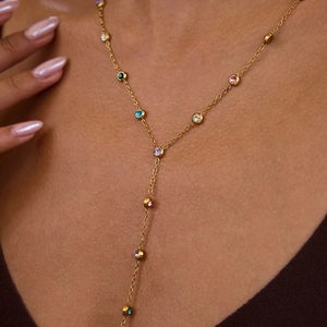 Élégant collier en Y plaqué or 18k avec pampilles en strass colorés sur mannequin