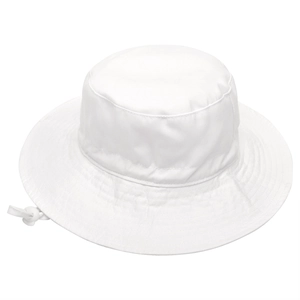 Dettaglio cappello sole bianco bimbo con laccio regolabile e tessuto strutturato