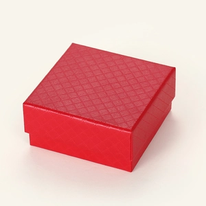 Detailweergave van een vierkante rode geschenkdoos met een luxe ruitvormig reliëfpatroon