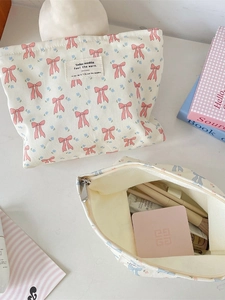 Neceser de lona con estampado floral y lazo en color crema con cremallera grande