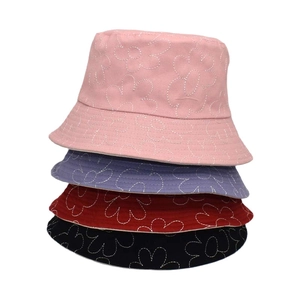 Lot de quatre chapeaux bobs en coton matelassé à fleurs en rose, violet, rouge et noir