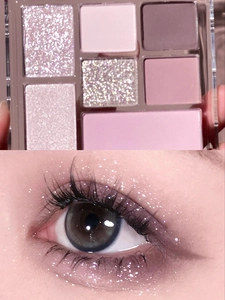 Detaillierte Proben der 7-Farben Lidschattenpalette in Rosa und Lila mit matten Schimmer-Effekten