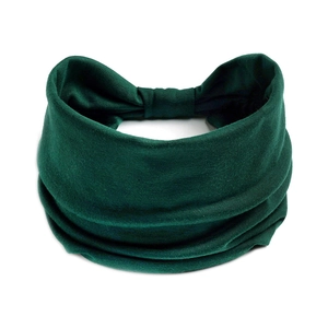 Dettaglio della fascia yoga in maglia verde scuro con design elastico sul retro