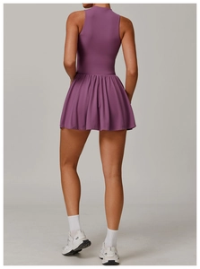 Détail de robe de tennis prune avec dos nageur et jupe plissée en ligne A pour le sport