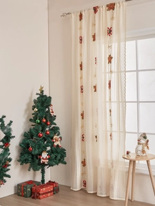 Nahaufnahme von Weihnachts-Spitzengardine mit roten Weihnachtssternen und Stickerei