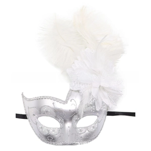 Dettaglio di maschera veneziana argento con piume bianche e decorazioni floreali in pizzo