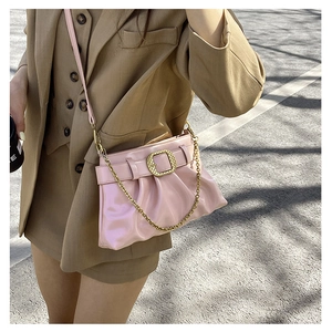 Vue latérale détaillée du sac bandoulière en cuir verni plissé rose avec boucle dorée