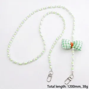 Chaîne bandoulière en perles acryliques vertes et blanches avec nœud à carreaux et fermoirs