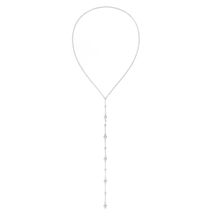 Dettaglio macro della collana a Y argento con accenti di zirconi tondi scintillanti