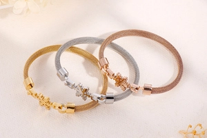 Vue détaillée des bracelets en maille avec fermoirs flocon en finitions or, argent et rose