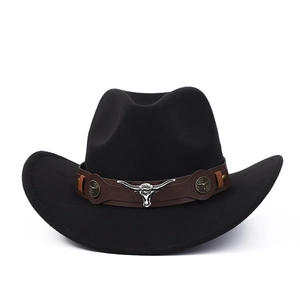 Détail du chapeau de cowboy en feutre noir avec bandeau en cuir et emblème de taureau
