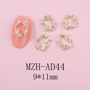 Vue détaillée de bijoux d'ongles en forme de couronne avec perles et cristaux