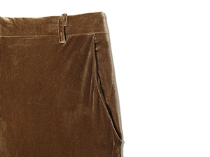 Détail du pantalon en velours marron montrant les passants et la poche latérale