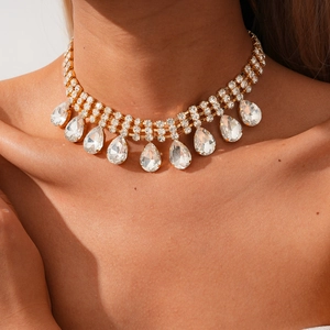 Détail d'un collier à trois rangs de strass avec des pendentifs en cristal en forme de poire
