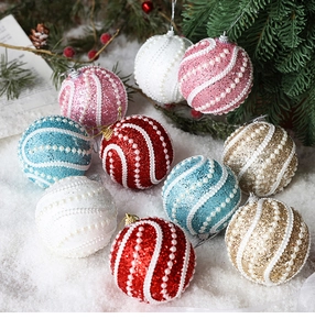 Détail de boules de Noël scintillantes de 8 cm avec perles blanches sur neige artificielle