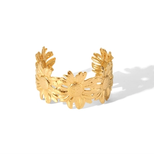 Dettaglio del bracciale dorato in acciaio inox con girasole e finitura opaca fine