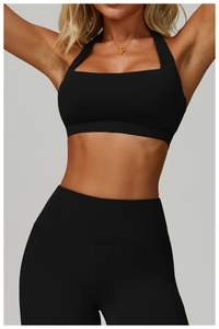 Détail d'un ensemble de sport noir avec legging taille haute et brassière dos nageur