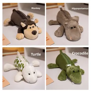 Dettaglio di astucci in peluche a forma di scimmia, ippopotamo, tartaruga e coccodrillo