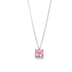 Silberne Halskette mit quadratischem rosa Zirkonia-Anhänger auf weißem Hintergrund