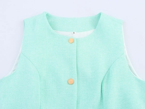Détail du gilet en tweed vert menthe avec col rond et boutons dorés de style vintage