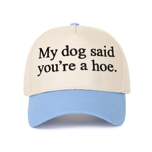 Détail de casquette bicolore avec broderie My Dog Said You're a Hoe en gros plan