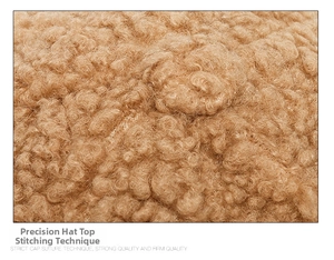 Détail macro du tissu sherpa marron et de la couture soignée sur le sommet du chapeau