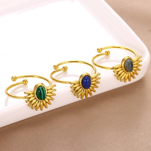 Détails de bagues solaires dorées serties de turquoise, lapis-lazuli et agate