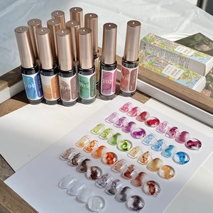 Makroansicht von mehrfarbigem Marmor-Nageltinten-Set mit 8ml Gradient-Tint-Flaschen