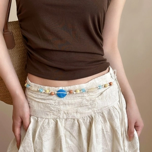 Chaîne de taille bohème faite main avec perles en bois bleues et décor de conque