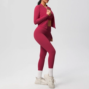 Vista laterale dettagliata di un completo sportivo bordeaux 3 pezzi con leggings e giacca
