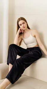 Détail du pantalon d'intérieur en velours noir montrant la coupe ample et le tissu doux
