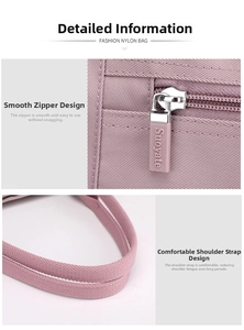 Détail du zip argenté fluide et de la large bandoulière tissée sur un sac en nylon violet