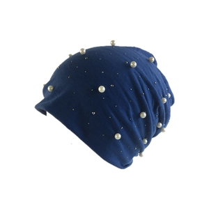 Bonnet en tricot bleu foncé pour femmes avec perles blanches et rivets argentés