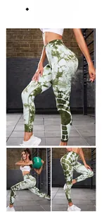 Dettaglio dei leggings tie-dye verdi a vita alta indossati da un modello sportivo