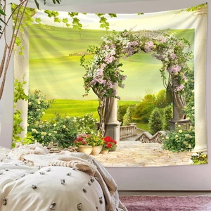 Detailansicht eines Wandteppichs mit Gartenlandschaft als gemütliche Schlafzimmerdekoration