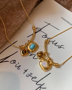 Détails des colliers vintage plaqués or 18K avec pendentifs en turquoise et nacre
