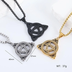 Collier pendentif triangle noeud celtique viking en finitions noir, doré et argenté