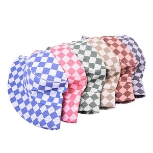 Vue détaillée de bobs en toile de coton aux couleurs variées avec motifs à carreaux