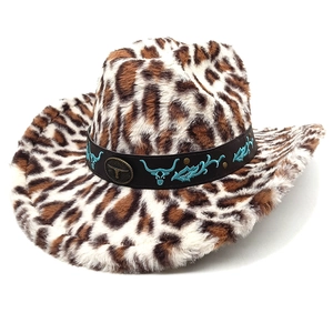 Détail du chapeau de cowboy léopard avec bande en cuir brodée et insigne métallique