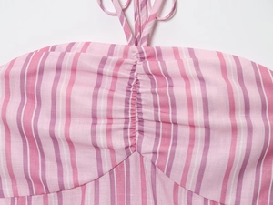 Detailansicht des rosa-violett gestreiften Halter-Tops mit plissierter Tunnelzug-Brust