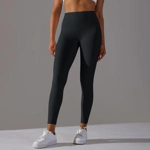 Détails de la taille haute et de la coupe galbante du legging de yoga noir en studio
