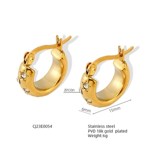 Vue détaillée de créoles de 15mm en acier plaqué or 18K avec gravure d'étoile et zircon