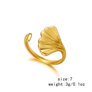 Detail view of golden ginkgo leaf ring with size 7 and weight 3g technical parameters
