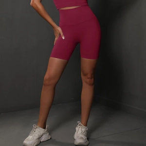 Makro-Detail der nahtlosen burgunderroten Yoga-Shorts mit hoher Taille und Strickstruktur
