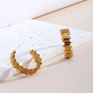 Goldene C-förmige strukturierte Ohrringe mit gestapeltem geometrischem Design auf Sockel