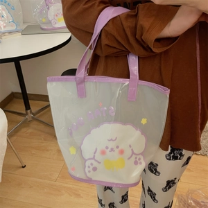 Détail d'un sac cabas en PVC semi-transparent avec un chien mignon et des anses mauves