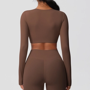 Vue arrière du haut de yoga marron à manches longues et du legging taille haute mat